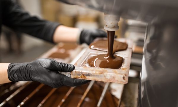 29913199-confectioner-makes-chocolate-candies-at-sweet-shop (1)